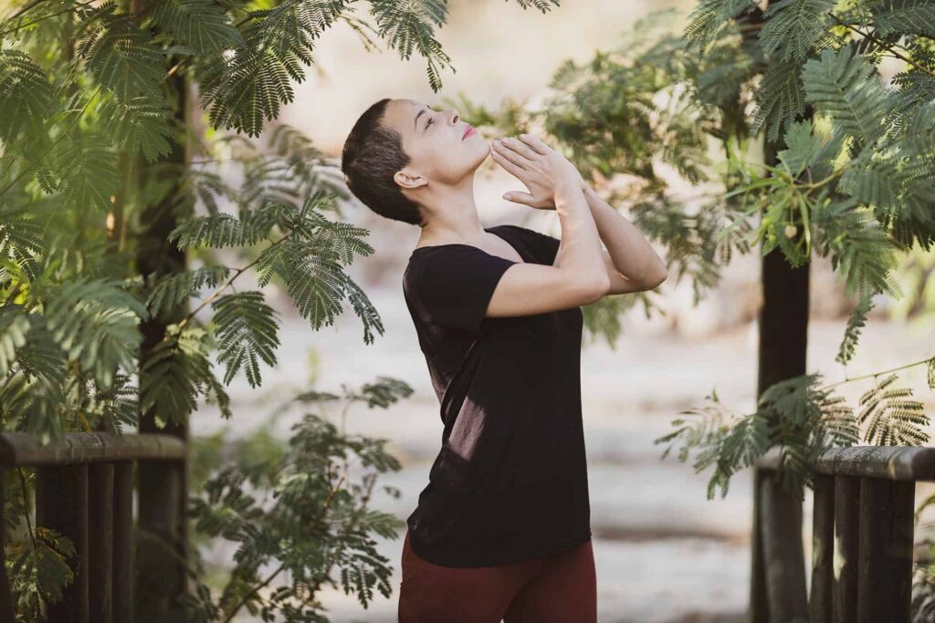 Exercice de respiration guidée en sophrologie pour réduire le stress et favoriser la détente, séance proposée à Sceaux, en visio ou à domicile.